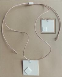 Penjoll PEBA22  12�   - Okume vern�s natural i cuir reciclat color natural,  2 cares diferents, 42x42 mmm.