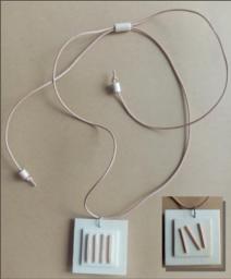 Penjoll PEBA44  14�   -  Okume vern�s natural i cuir reciclat color natural,  2 cares diferents, 42x42 mmm