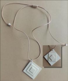 Penjoll PEBA45  14�   -  Okume vern�s natural i cuir reciclat color natural,  2 cares diferents, 42x42 mmm