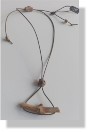 Penjoll RUSTIC 16�  Cep - 5 peces vern�s natural i cuir reciclat color kaki.