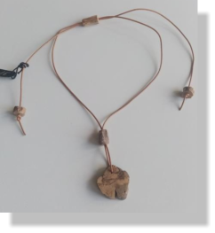 Penjoll RUSTIC 16�  Cep - 5 peces vern�s natural i cuir reciclat color natural.