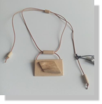 Penjoll RUSTIC 16�  Alzina - 5 peces vern�s natural i cuir reciclat color natural.